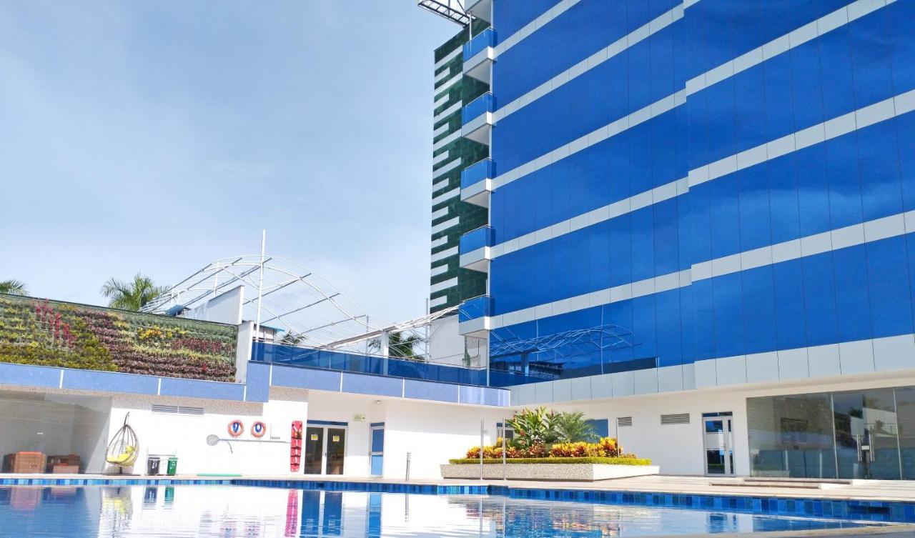 Hotel Royal Elim International Cali Kültér fotó The pool at the hotel