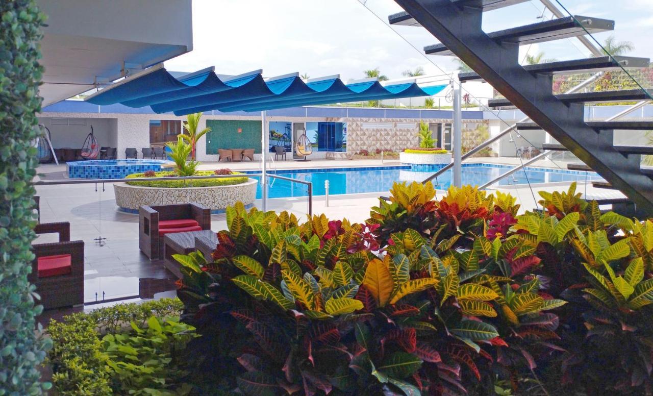 Hotel Royal Elim International Cali Kültér fotó The pool at the hotel