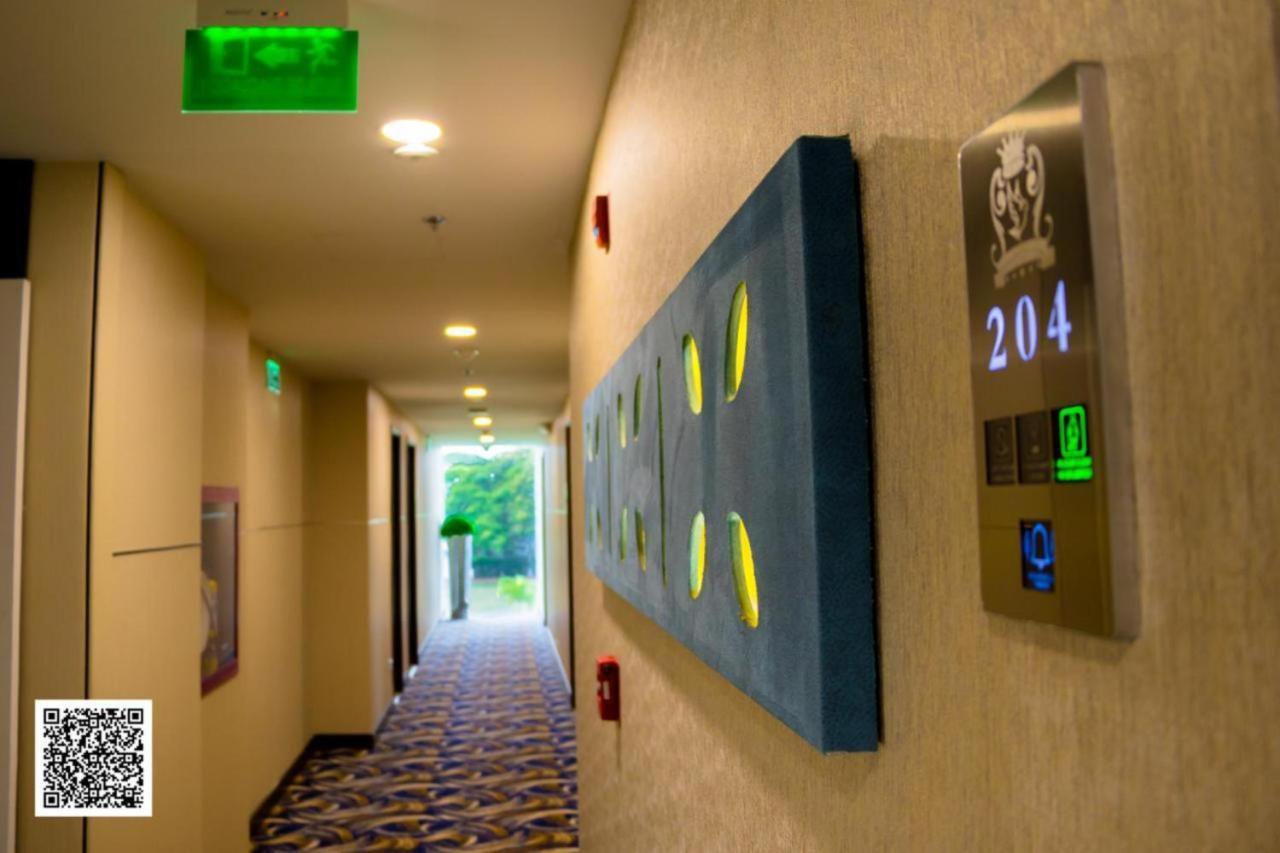Hotel Royal Elim International Cali Kültér fotó A QRpedia code in a hotel