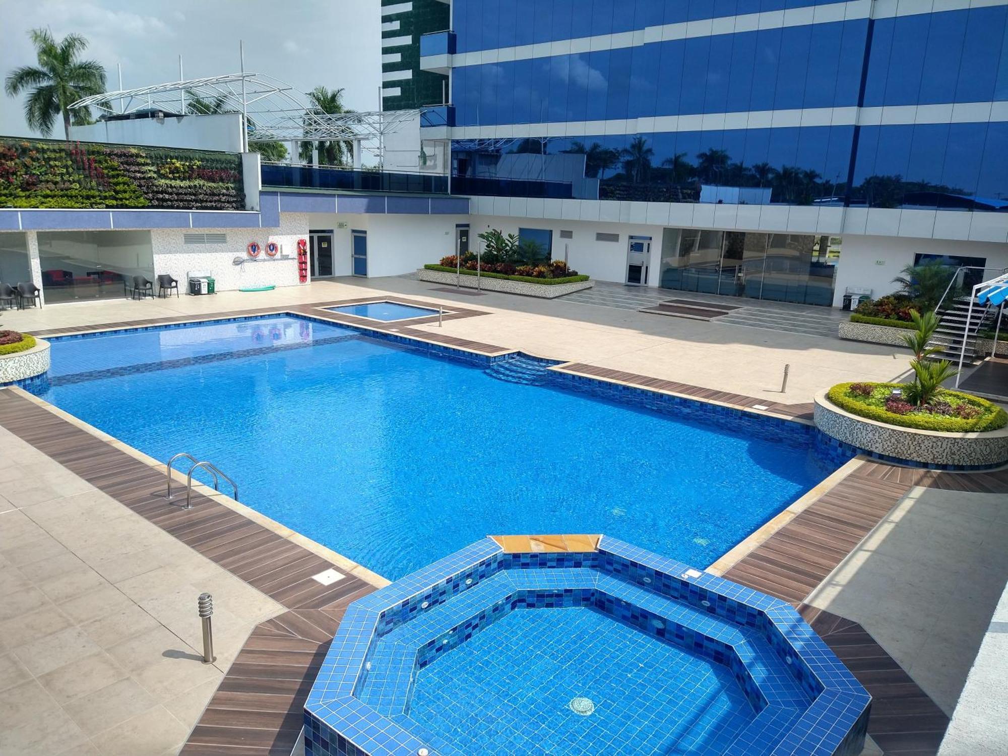 Hotel Royal Elim International Cali Kültér fotó Swimming pool at the hotel