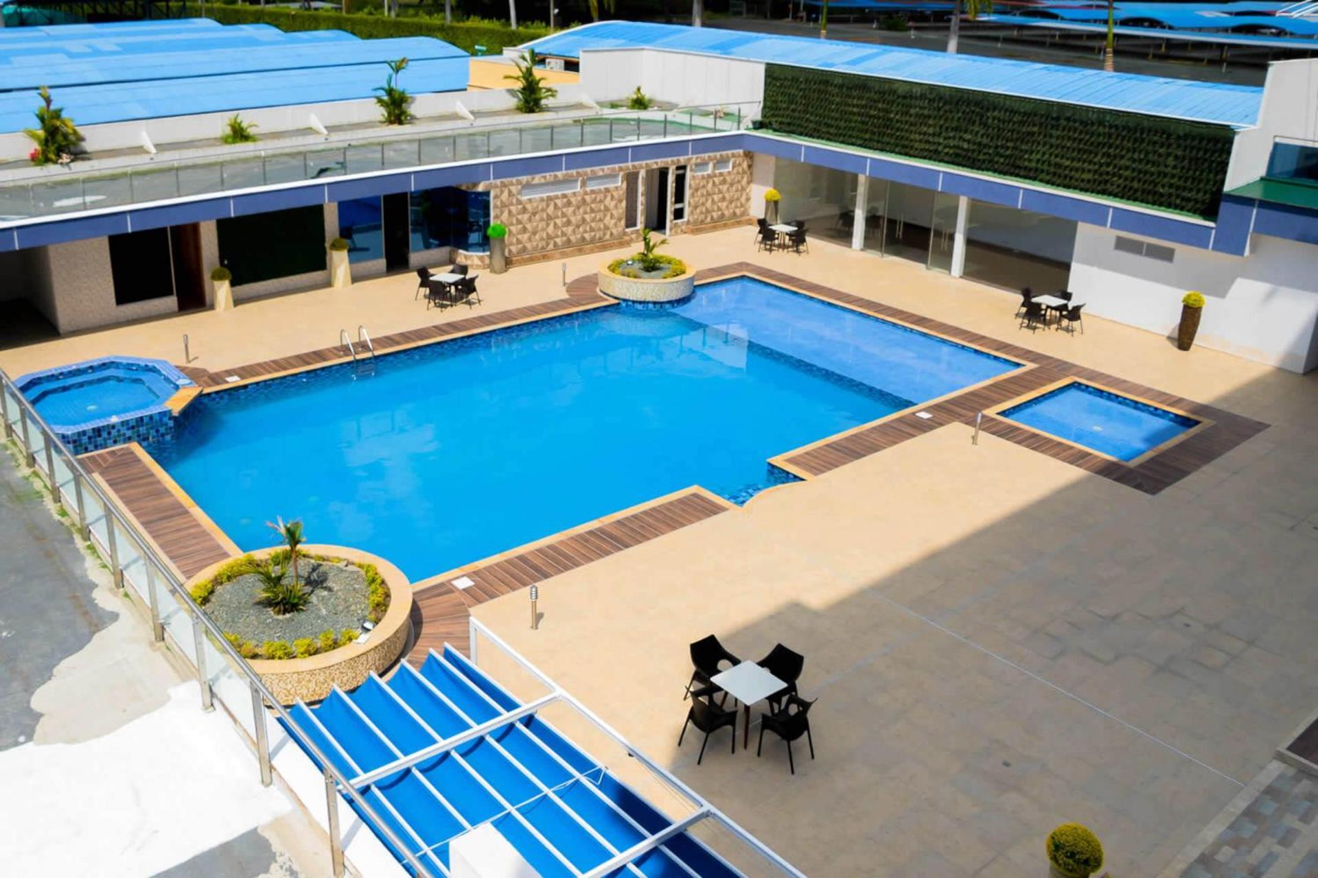 Hotel Royal Elim International Cali Kültér fotó The pool at the hotel