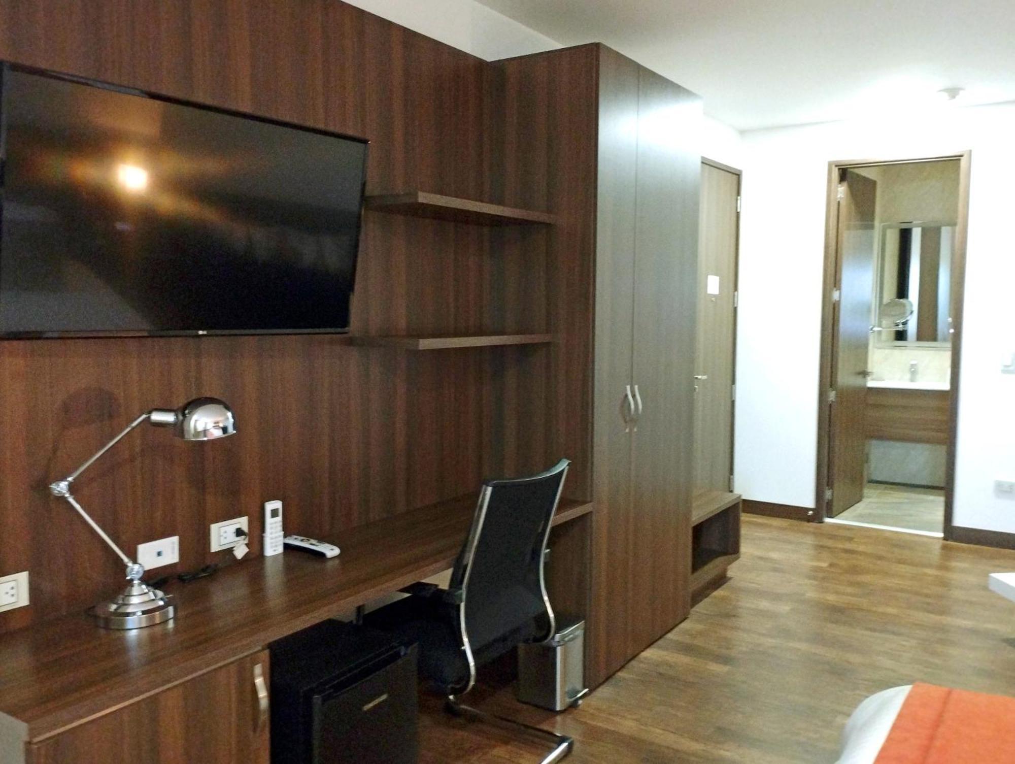 Hotel Royal Elim International Cali Kültér fotó A typical bedroom in the halls of residence